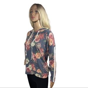 Free kisses blue floral pattern lightweight hoodie